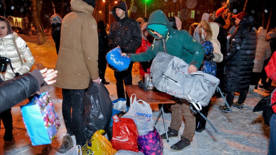 В Воронеже гости акции «Свитер для Высоцкого» принесли 36 пакетов вещей для бездомных