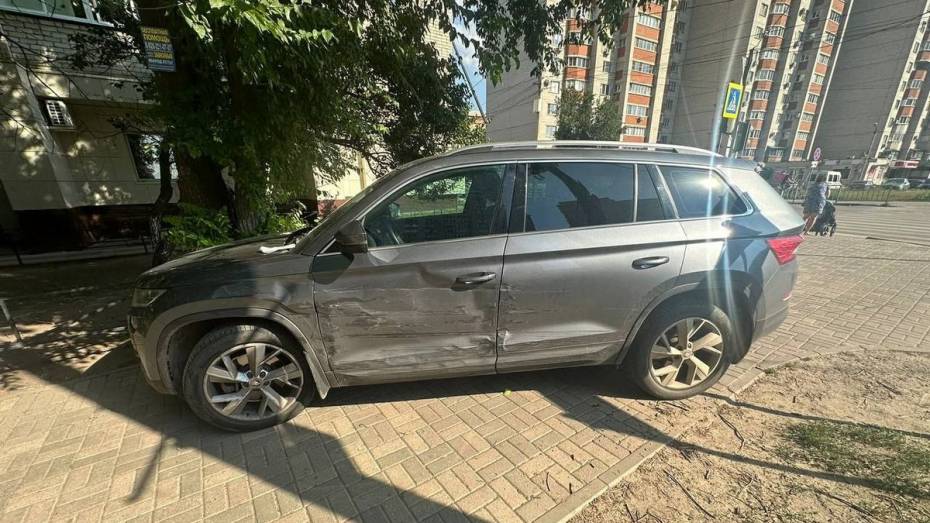 Машина вылетела на тротуар и сбила детей на перекрестке в Воронеже