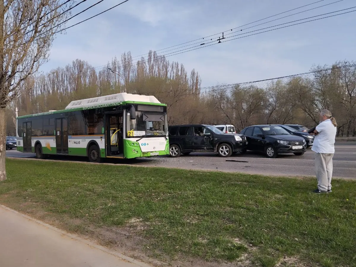 Чернавский мост встал в пробке утром 11 апреля из-за ДТП с автобусом в  Воронеже