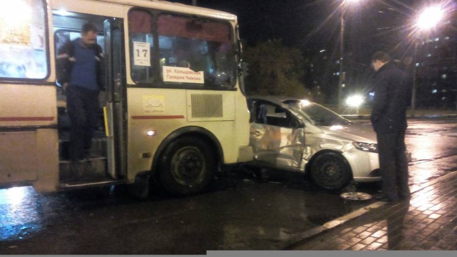 В Воронеже Kia столкнулся с маршруткой: пострадала 16-летняя девушка