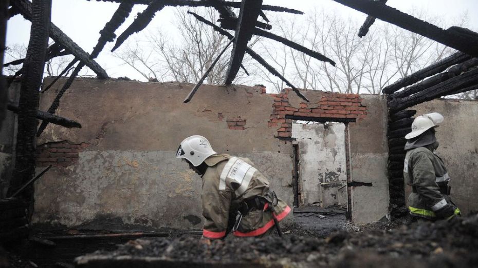 Два тела нашли в сгоревшем ночью доме в Воронеже