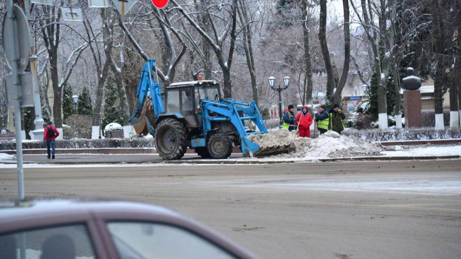В Воронеже на уборку снега направили 150 единиц техники