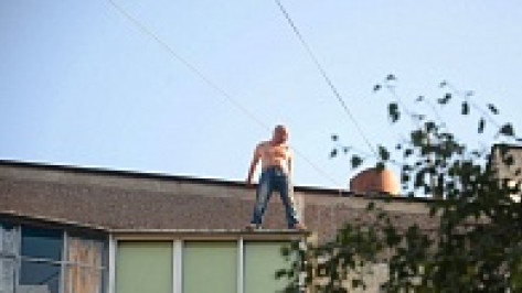 Житель Ленинского проспекта Воронежа пригрозил спрыгнуть с девятого этажа из-за квартиры