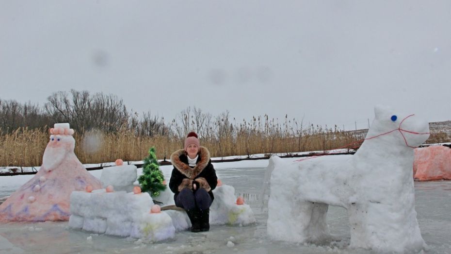 В Новохоперском районе сельчанка слепила к Новому году 10 снежных фигур