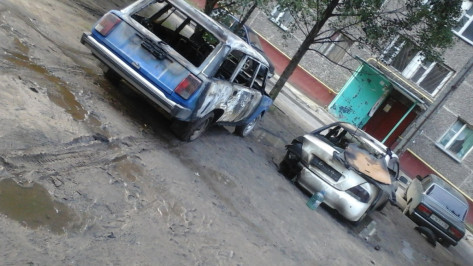 В Воронеже сгорели 2 припаркованные у дома машины