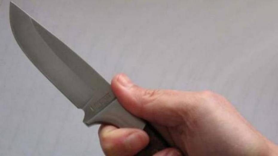 Житель Верхнехавского района набросился с ножом на односельчанина из отказа «дать закурить»