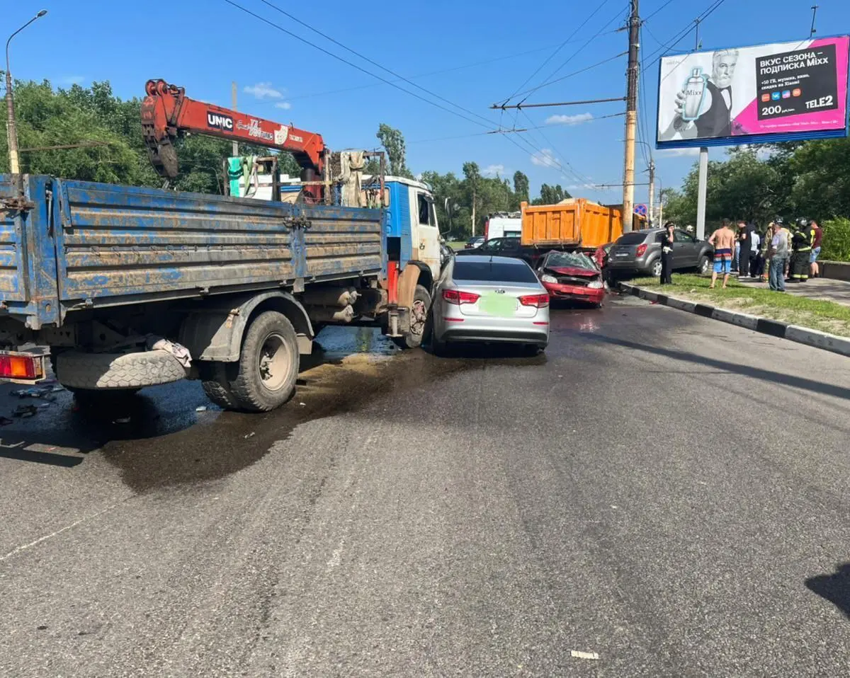 Грузовик протаранил несколько машин в Воронеже: опубликовано видео с места