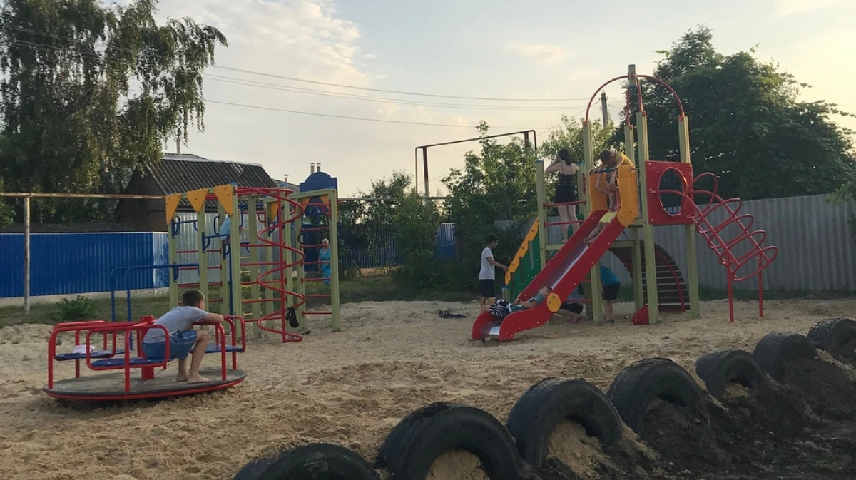 Погода в верхнем мамоне на месяц. На детской площадке. Детская площадка на ул Мончегорская. Детская площадка видео. Большая детская площадка Воронеж.