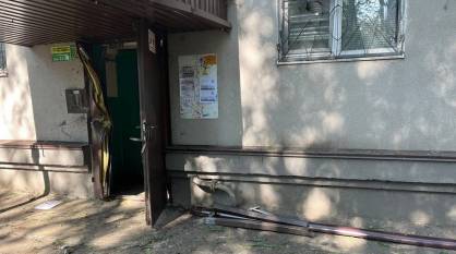 Украинские беспилотники врезались в подъезд многоэтажки и частные дома в Курске