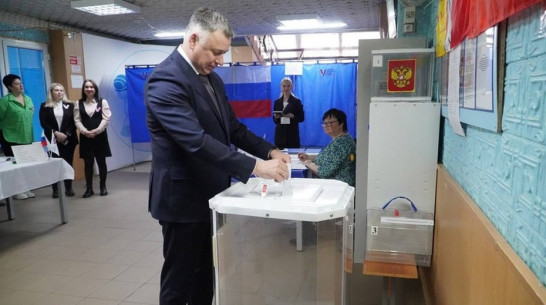 Глава администрации Россошанского района проголосовал на президентских выборах