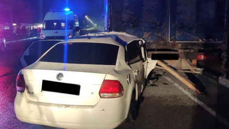 Под Воронежем Volkswagen Polo врезался в припаркованную фуру: пострадали 2 человека