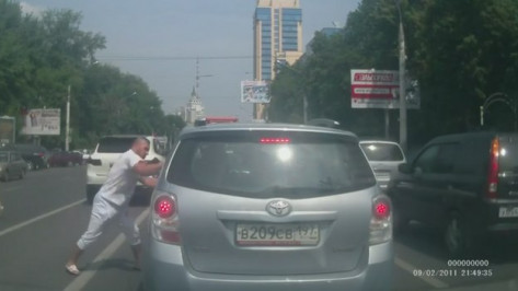 В Воронеже водитель «Порше» без номерных знаков пытался разбить машину семейной пары из Москвы
