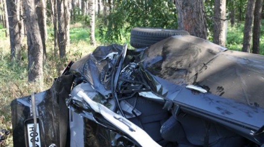 В Семилукском районе «Ниссан Примера» попал в кювет: двое мужчин умерли, девушка в больнице