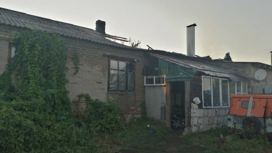 В Боброве при пожаре в 4-квартирном доме погиб 62-летний мужчина