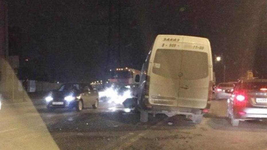 В Воронеже столкнулись четыре автомобиля: один человек пострадал