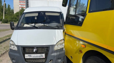 В Воронеже неуправляемый школьный автобус сбил своего водителя и врезался в «Газель»