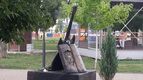 В Воронеже восстановили памятник панк-музыканту Михаилу Горшеневу