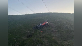 В воронежском селе Орлово 21-летний мотоциклист вылетел в овраг и погиб