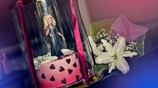 Ирине Аллегровой в Воронеже подарили торт с фигуркой певицы 