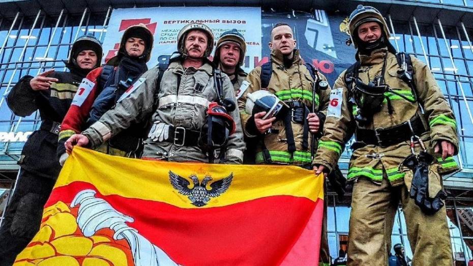 Воронежские пожарные покорили высотку в Санкт-Петербурге