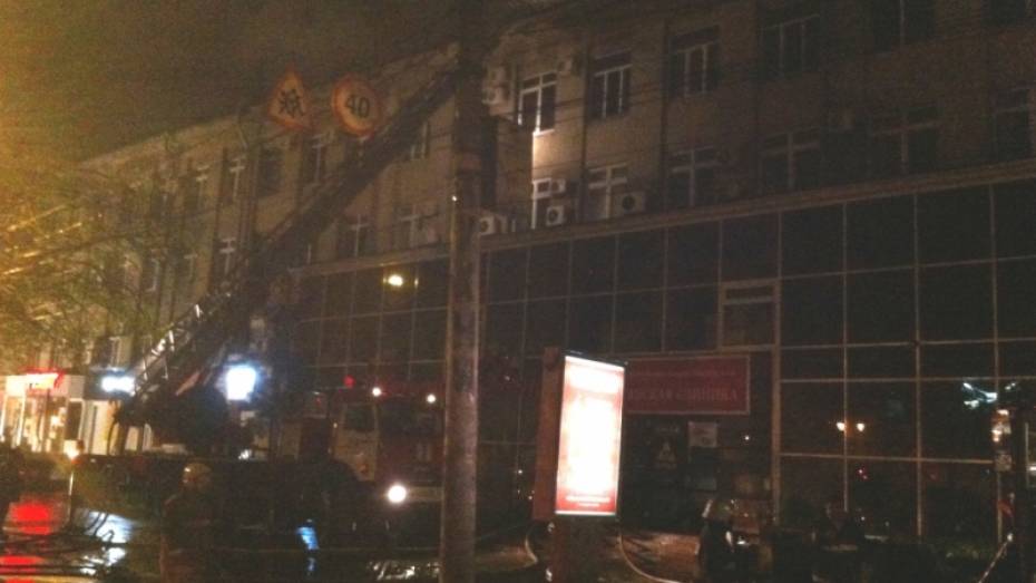 В Воронеже 55 спасателей тушили офисное здание на Кольцовской