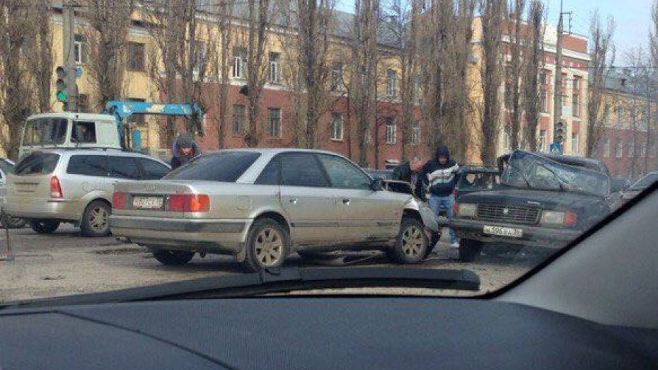 В Воронеже при столкновении «Волги» и Audi пострадал ребенок