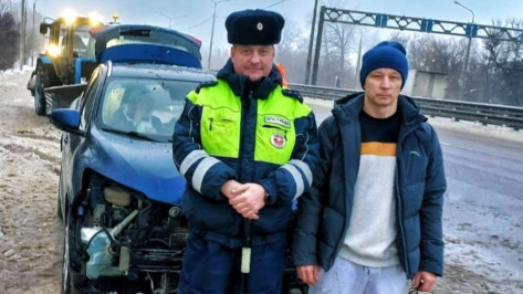 Воронежские полицейские помогли водителю выбраться из обледенелого кювета