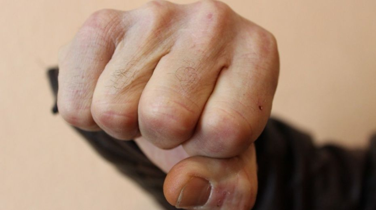 дебошир 10 букв