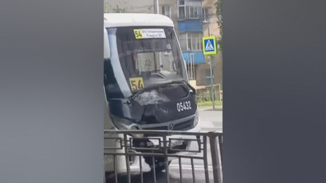 В Воронеже на улице Торпедо столкнулись автобус №54 и иномарка