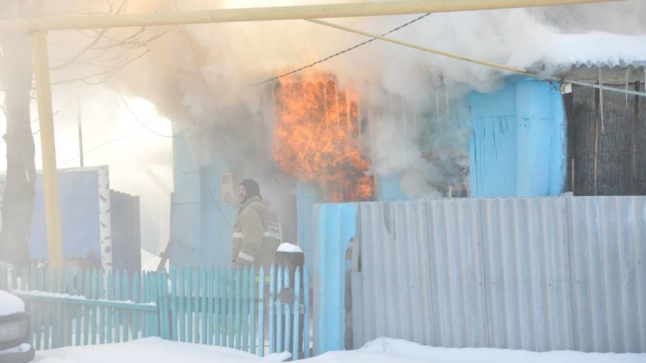 В центре Репьевки сгорел жилой дом