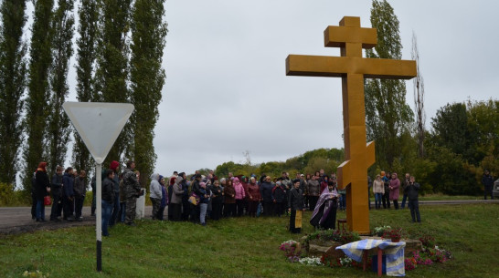 В семилукском селе Стадница установили поклонный крест