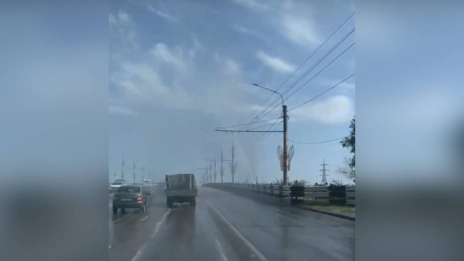 Из-за гидравлических испытаний на Вогрэсовском мосту в Воронеже появился «фонтан»