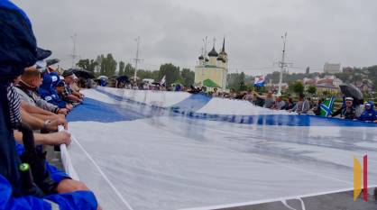 Морякам дождь не помеха: в Воронеже развернули Андреевский флаг в 330 квадратных метров