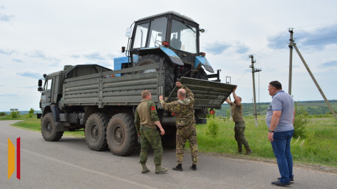 Воробьевские аграрии передали трактор и маскировочные сети в зону СВО