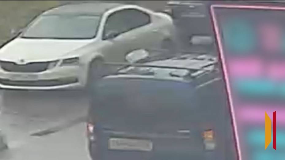 В Воронеже дети, громившие подъезды, кинули с 25 этажа кирпич на машину