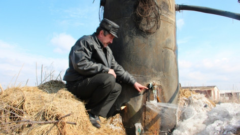  Чтобы добыть воду, жители Новоусманского поселка в морозы отогревают водонапорную башню кострами