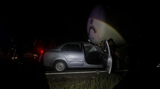 В Воронежской области Datsun врезался в автоцистерну: погибли 2 человека