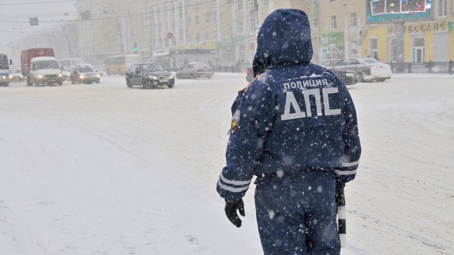 К 10-балльным пробкам в Воронеже привели снежные накаты и десятки ДТП