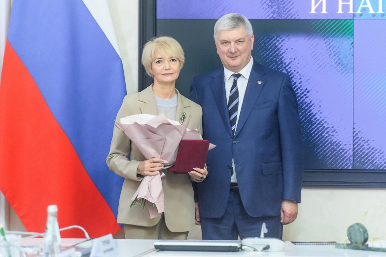 ВРУЧЕНИЕ НАГРАД В ПРАВИТЕЛЬСТВЕ