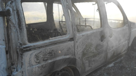 Микроавтобус Fiat Ducato сгорел на дороге в Нижнедевицком районе