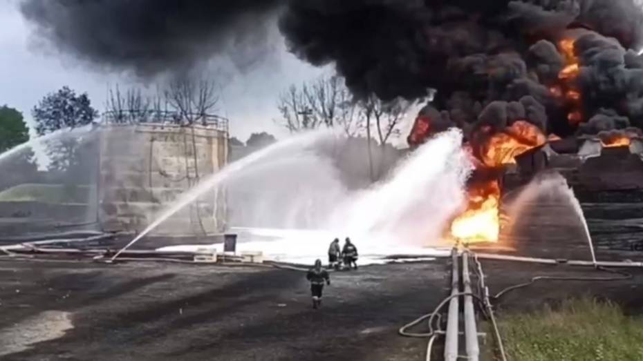 Появилось видео тушения пожара на нефтебазе в Воронеже