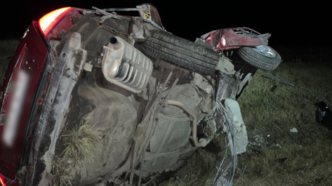 В Воронежской области Kia Cerato выехал на встречку и врезался в столб: водитель погиб