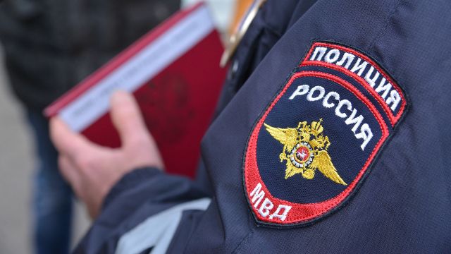 Агрессивный воронежец угрожал глухонемому водителю и воткнул нож в капот машины