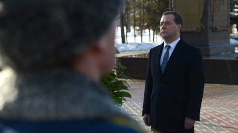 Дмитрий Медведев в Воронеже возложил венок к стеле «Город воинской славы»