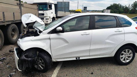 Две женщины пострадали при столкновении КамАЗа и легковушки в Воронежской области