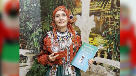 Заведующую сельским музеем Бутурлиновского района наградили за сохранение народных костюмов