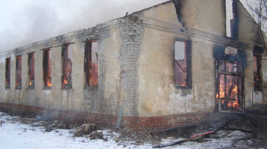 В Нижнедевицком районе дотла сгорела столярная мастерская