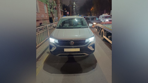 Чтобы не платить штрафы, жительница Воронежа 7 часов просидела в закрытом автомобиле