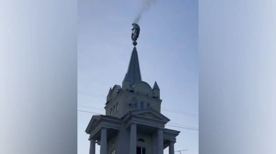 Руфера с дымовой шашкой заметили на шпиле дома со звездой в центре Воронежа