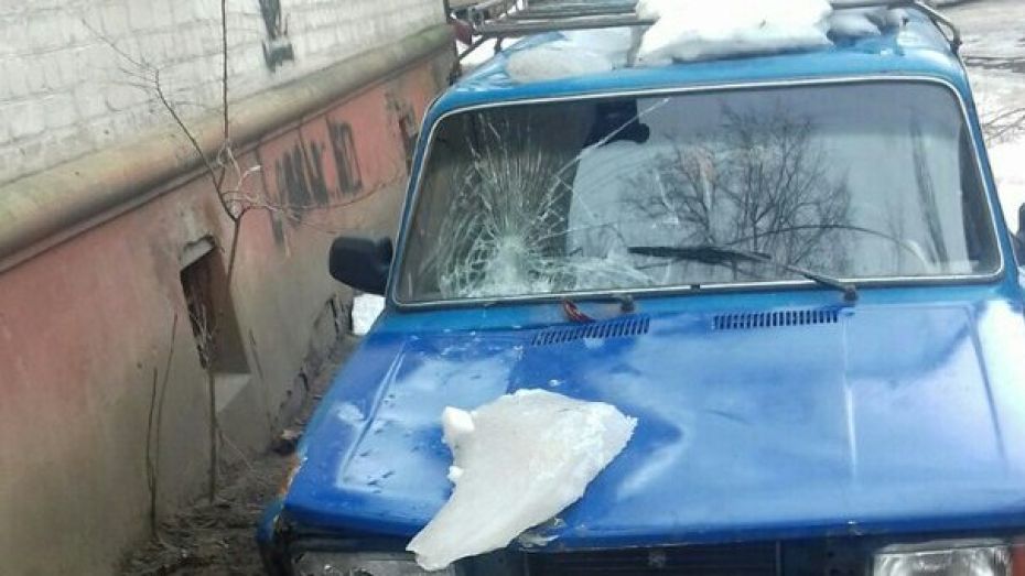 В Воронеже глыбы льда упали на припаркованный «ВАЗ»